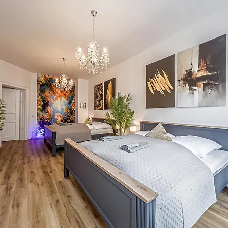 Apartment Grosse 3 Schlafzimmer Mit Kueche, Bad, Waschmaschine & Balkon Am Zoo *