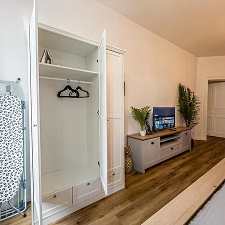 Grosse 3 Schlafzimmer Mit Kueche, Bad, Waschmaschine & Balkon Am Zoo Apartment *