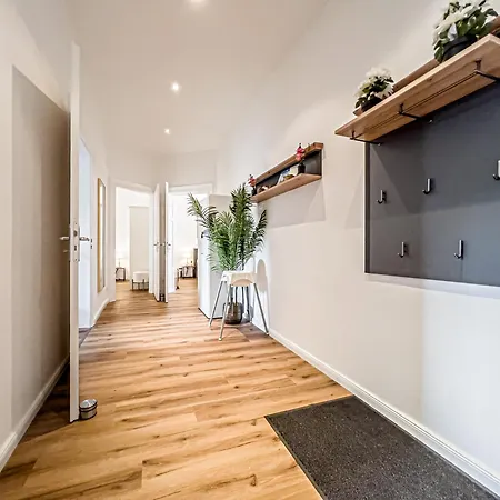 Grosse 3 Schlafzimmer Mit Kueche, Bad, Waschmaschine & Balkon Am Zoo Apartment *