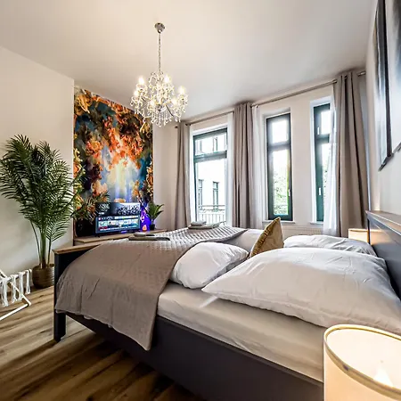 Grosse 3 Schlafzimmer Mit Kueche, Bad, Waschmaschine & Balkon Am Zoo Apartment