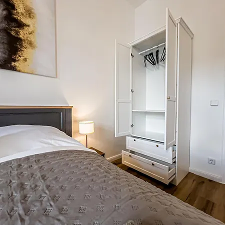Grosse 3 Schlafzimmer Mit Kueche, Bad, Waschmaschine & Balkon Am Zoo Apartment