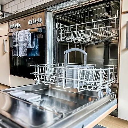 Grosse 3 Schlafzimmer Mit Kueche, Bad, Waschmaschine & Balkon Am Zoo Leipzig