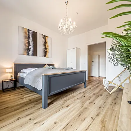 Apartment Grosse 3 Schlafzimmer Mit Kueche, Bad, Waschmaschine & Balkon Am Zoo Leipzig