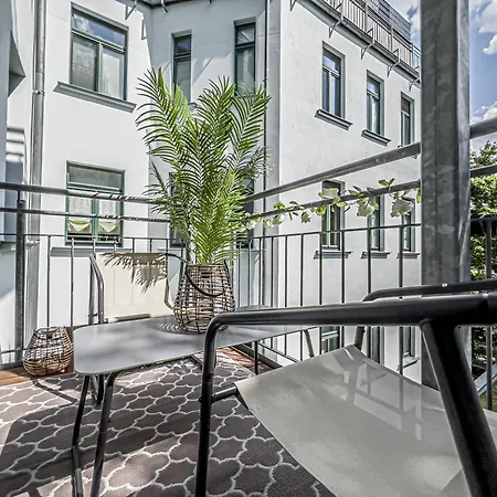 Grosse 3 Schlafzimmer Mit Kueche, Bad, Waschmaschine & Balkon Am Zoo Apartment