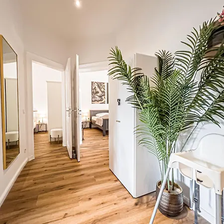 Apartment Grosse 3 Schlafzimmer Mit Kueche, Bad, Waschmaschine & Balkon Am Zoo *