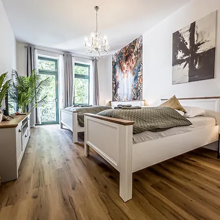 Grosse 3 Schlafzimmer Mit Kueche, Bad, Waschmaschine & Balkon Am Zoo Apartment