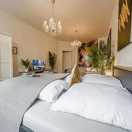 Apartment Grosse 3 Schlafzimmer Mit Kueche, Bad, Waschmaschine & Balkon Am Zoo