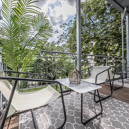 Apartment Grosse 3 Schlafzimmer Mit Kueche, Bad, Waschmaschine & Balkon Am Zoo *